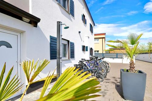 Apartments ROSINI, 300m from the beach with shared tavern and bikes, Nin