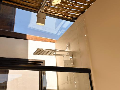 a kitchen with a glass door and a window at Refúgio na Natureza com hidro - Mariscal 09 in Bombinhas
