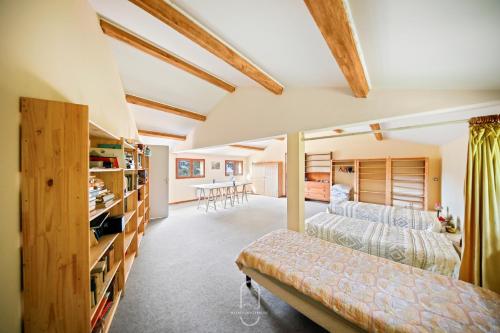 une chambre avec deux lits et un salon dans l'établissement Villa les arbouses le Pradet, au Pradet