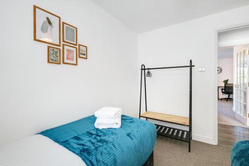 Ένα ή περισσότερα κρεβάτια σε δωμάτιο στο 2 bed apartment in Enfield Lock