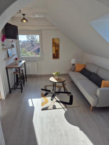 un salon avec un canapé et une table dans l'établissement marioli, à Widensolen