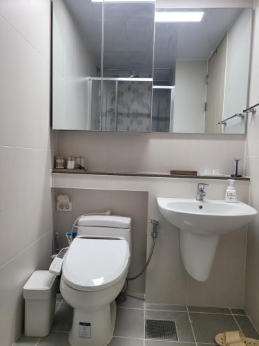 a white bathroom with a toilet and a sink at Bara H 고양 킨텍스역 종합운동장 in Goyang