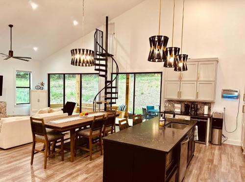 een keuken en woonkamer met een tafel en stoelen bij Deluxe Fun House - Pet Friendly in Piney