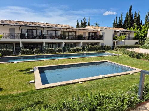 une maison avec 2 piscines dans une cour dans l'établissement CoucouVentoux, à Malaucène
