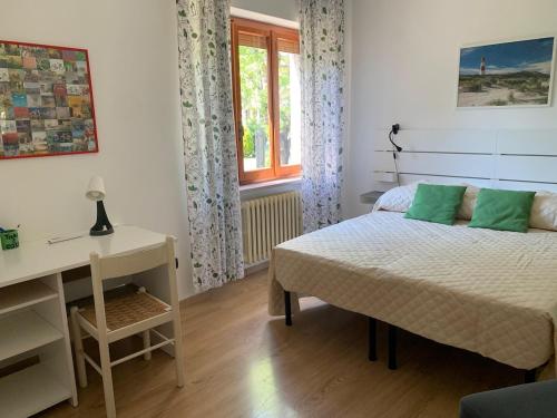 a bedroom with a bed and a desk and a window at Casa vacanze Margherita in Fossacesia