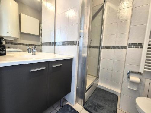 une salle de bain avec douche et lavabo dans l'établissement Résidence Le Murano - Cosy logement au calme ! MAE-1213, à Aix-les-Bains