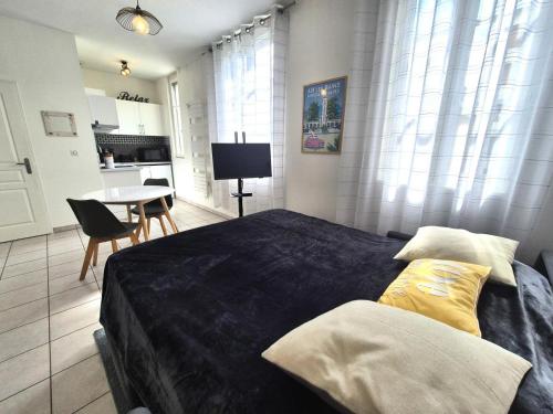 une chambre avec un lit et une table et une cuisine dans l'établissement Résidence Le Murano - Cosy logement au calme ! MAE-1213, à Aix-les-Bains