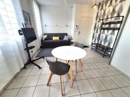 un salon avec une table et un canapé dans l'établissement Résidence Le Murano - Cosy logement au calme ! MAE-1213, à Aix-les-Bains