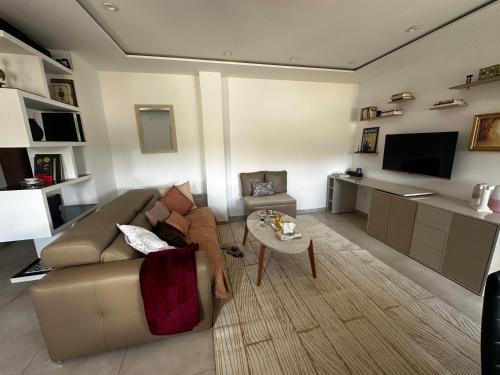 Televisyen dan/atau pusat hiburan di Cosy home kouba