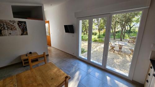 d'un salon avec une grande porte coulissante en verre. dans l'établissement Au cœur du Luberon, à Cadenet