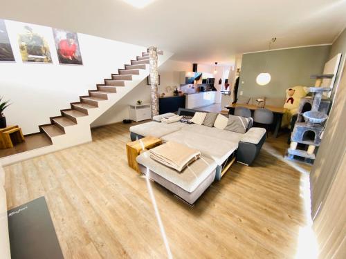 sala de estar con cama y escalera en Modern House in Spielberg near Red Bull Ring, en Spielberg