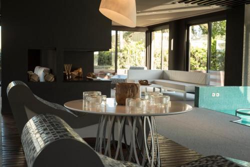 a living room with a table and chairs at Ville Saint Germain Apart Hotel & Spa in Carilo