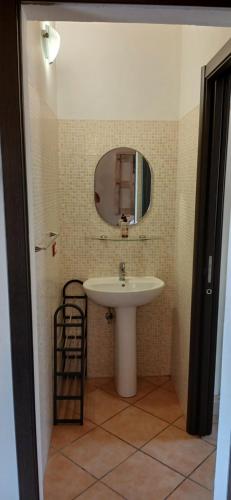 un baño con lavabo y espejo en B&B La Foglietta, en Paganica