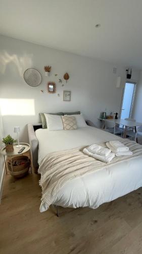 a bedroom with a large white bed in a room at Casinha de Roliça in Roliça