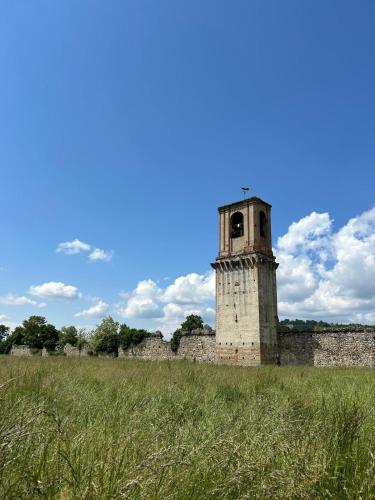 a tower in the middle of a grassy field at Casa Leopoldo in Ceva