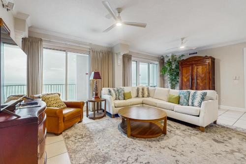 una sala de estar con un sofá y una mesa en Island Royale P 301, en Gulf Shores