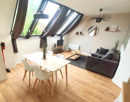 un salon avec une table et un canapé dans l'établissement DisneyLand - Paris 20 min - Parking - 6 personnes, à Chelles