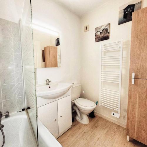une salle de bain avec toilettes, lavabo et douche dans l'établissement Résidence Antares - Arcachon – T2 à deux pas du centre-ville et de la plage MAE-9284, à Arcachon