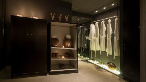 a dressing room with black walls and a display case at Ville Saint Germain Apart Hotel & Spa in Carilo