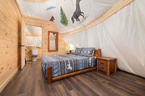 セバービルにあるFlyin' Horse Teepee, Free Tickets, NO catch!のベッドとトイレを備えたテント付きの寝室