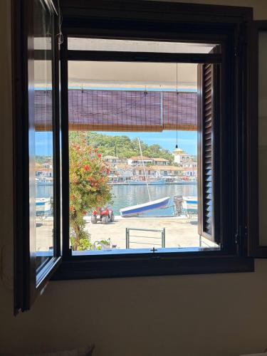 Vathi Seaside Apartment