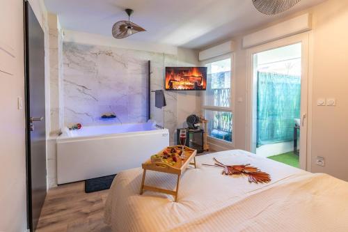 Room 007, Balnéothérapie et miroirs aux Beaux-Arts