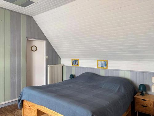 - une chambre avec un lit bleu dans l'établissement Résidence C21-ile Grande - Jolie Maison de pêcheur au cœur de l'Ile Grande MAE-1293, à Pleumeur-Bodou