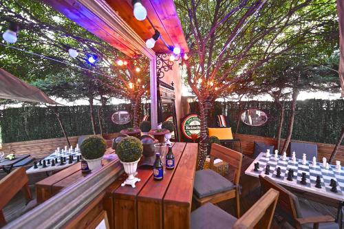 un restaurant avec des tables, des chaises, des arbres et des lumières dans l'établissement Cannes Saint Paul Terrasse Parking Clim Wifi, à Cannes