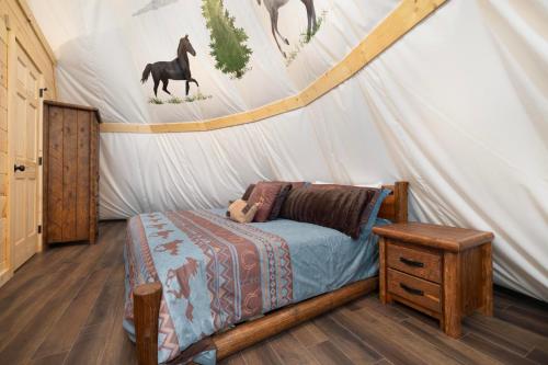 Postel nebo postele na pokoji v ubytování Mustang Manor Teepee, Free tickets, No catch!