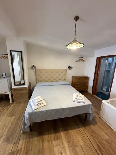 a bedroom with a bed and a sink and a tub at B&B Villa sul Mare in Melito di Porto Salvo