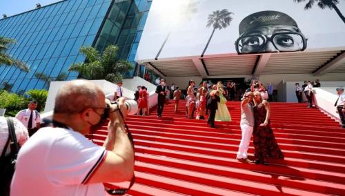 un homme prenant une photo de personnes sur un tapis rouge dans l'établissement Luxurious Apartment Cannes city center five minutes from beach, à Cannes