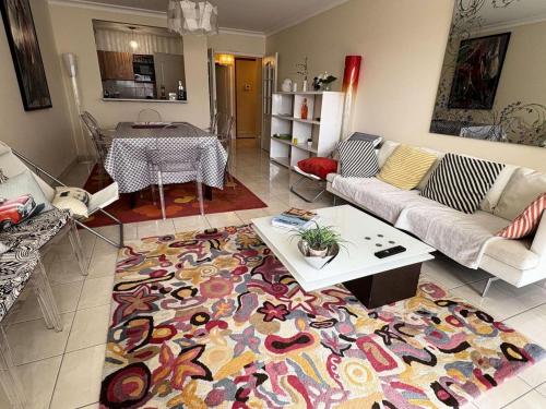 un salon avec un canapé et une table dans l'établissement Résidence Laétitia - LA BAULE - PLAGE ET COMMERCES MAE-9563, à La Baule