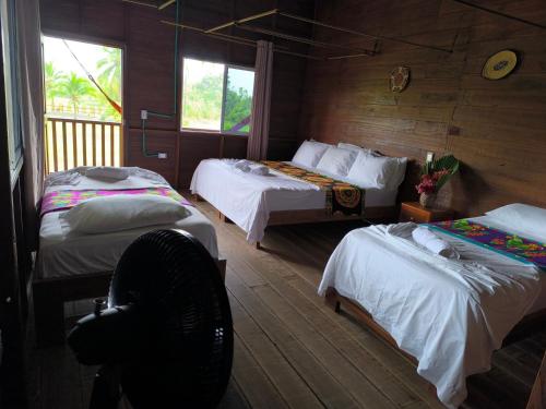 Cama ou camas em um quarto em Cabañas Iracas del Mar