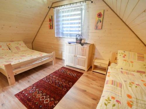 Ένα ή περισσότερα κρεβάτια σε δωμάτιο στο Domki u Michała nad Soliną