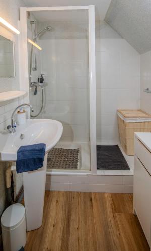 une salle de bain blanche avec une douche et un lavabo dans l'établissement Le Cottage-Côte Sauvage-Plage-Commerces-Parking, au Croisic