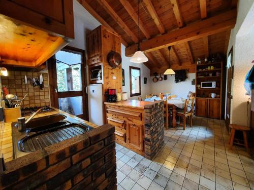 une cuisine avec un évier et une table à l'intérieur dans l'établissement Résidence Le Solan - CHALET LE SOLAN MAE-9573, à La Plagne Tarentaise