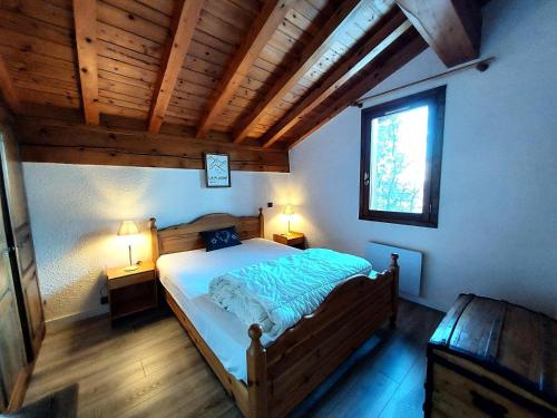 - une chambre avec un lit en bois, deux lampes et une fenêtre dans l'établissement Résidence Le Solan - CHALET LE SOLAN MAE-9573, à La Plagne Tarentaise