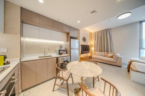 Kuchyň nebo kuchyňský kout v ubytování Poolview Studio Aljada Apartment With Carrefour by BlueCloud Holidays