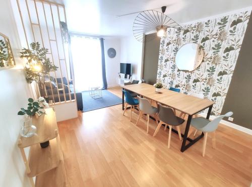 une salle à manger avec une table et des chaises en bois dans l'établissement Disneyland - Paris 15 min - Parking - 8 personnes, à Champs-sur-Marne