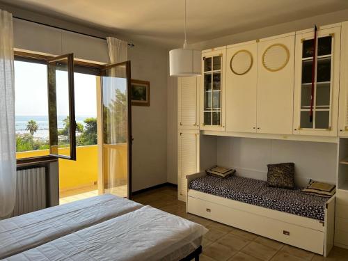 A bed or beds in a room at Appartamento sul mare