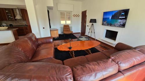 Μια τηλεόραση ή/και κέντρο ψυχαγωγίας στο Pilion Horizon Apartment
