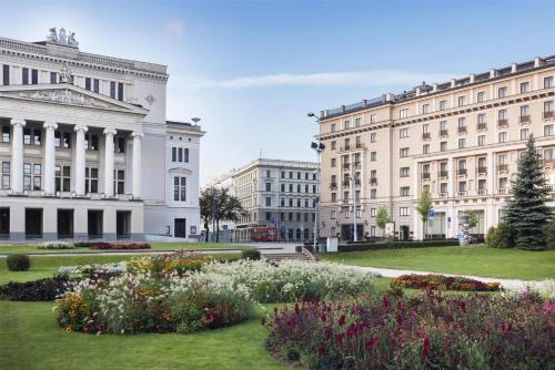 un groupe de bâtiments et un parc fleuri dans l'établissement Grand Hotel Kempinski Riga, à Riga