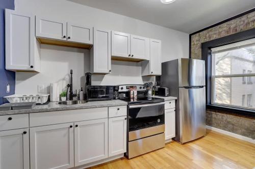 Η κουζίνα ή μικρή κουζίνα στο Adorable Studio McKinley Beach - Brady St Lower East