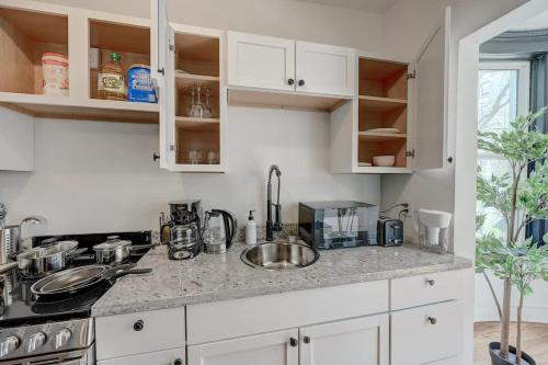 Η κουζίνα ή μικρή κουζίνα στο Lovely Studio McKinley Beach - Brady St Lower East