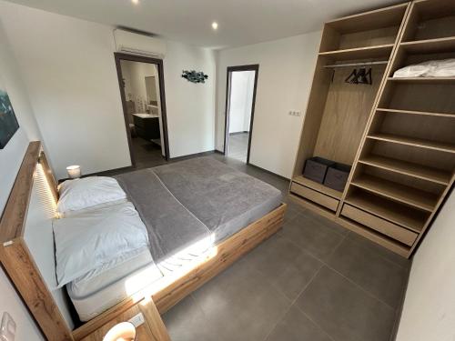 une chambre avec un lit superposé et un escalier dans l'établissement Magnifique Villa 400m de la plage de Tarco 22 personnes, à Conca