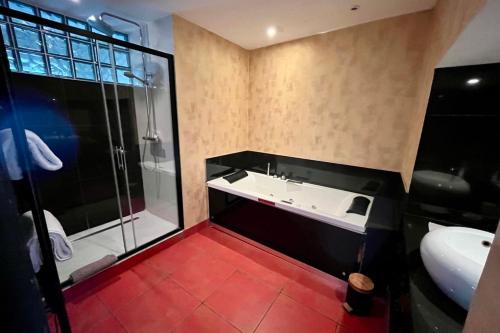une salle de bain avec une douche, un lavabo et des toilettes dans l'établissement Le Belem - Room in the heart of St Martin de Ré, à Saint-Martin-de-Ré