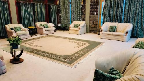 Posezení v ubytování 4 BR Luxe Resort In Murree Available For Events