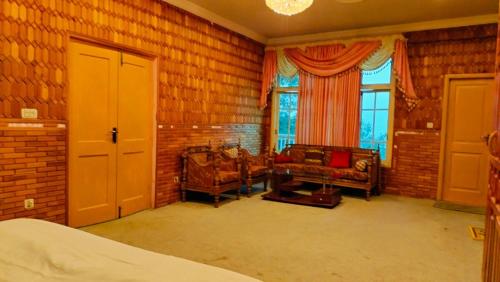 Postel nebo postele na pokoji v ubytování 4 BR Luxe Resort In Murree Available For Events