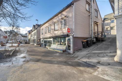 eine leere Straße in einer Stadt mit einem Gebäude in der Unterkunft Arctic Homes - Historic Penthouse in Tromsø