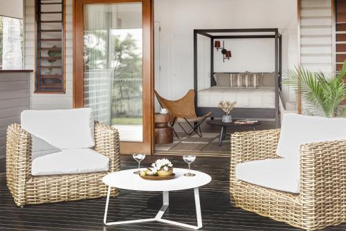 EwingsdaleにあるTranquil Byron Bay Villa, Cape Vue 1のパティオ(椅子2脚、テーブル1台、ベッド1台付)